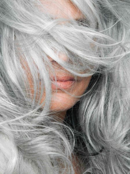 Bilderpool_Glam-Color_Steel-Gray-Shampoo_Key-Visual_gettyimages_Frau_graue_Haare_08-2021_CMYK_C-scaled